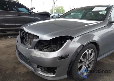 2013 Mercedes-Benz C 250 z USA, uszkodzony, nr VIN WDDGJ4HB7DG068579